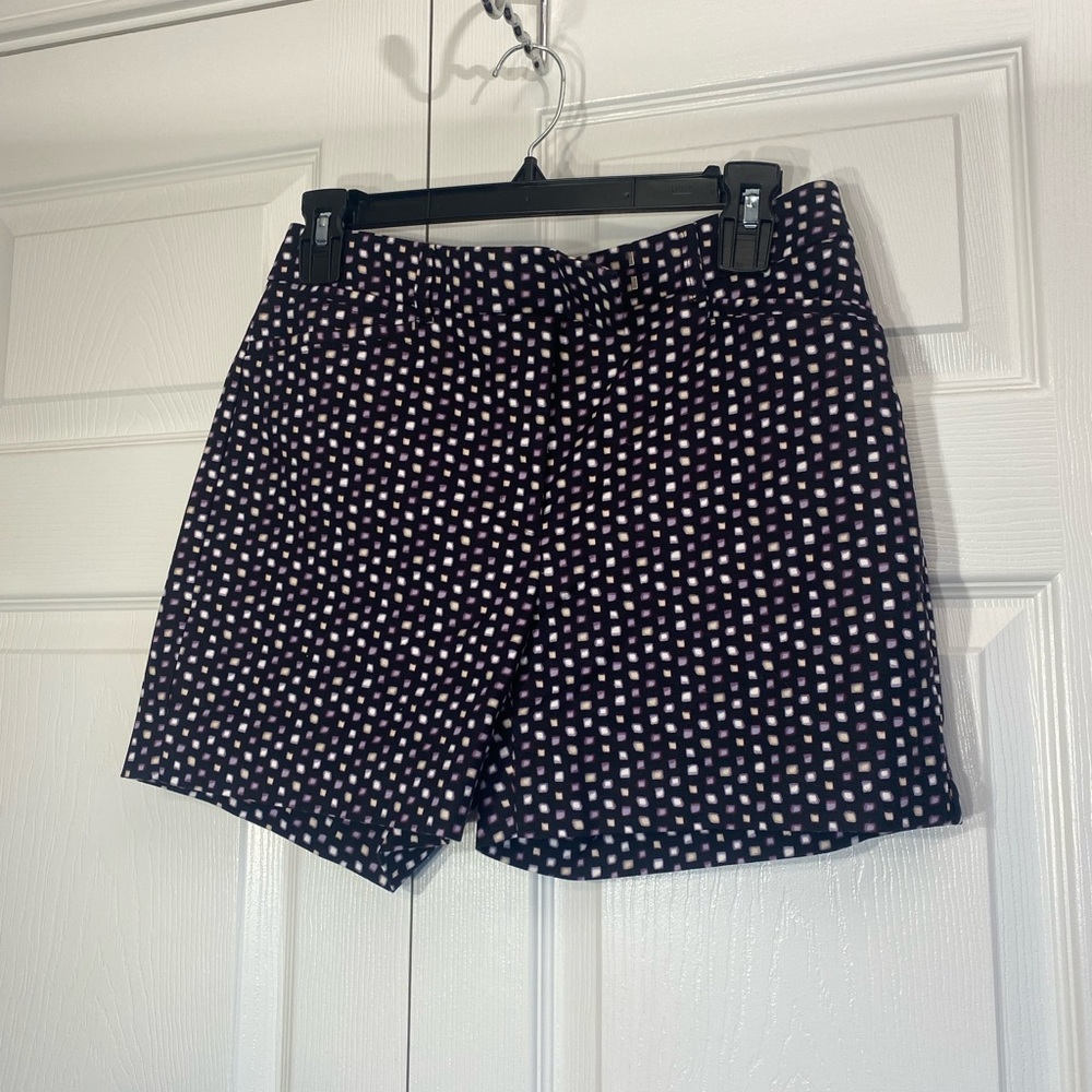 WHITE HOUSE BLACK MARKET 5” short size 4.  New without tags!